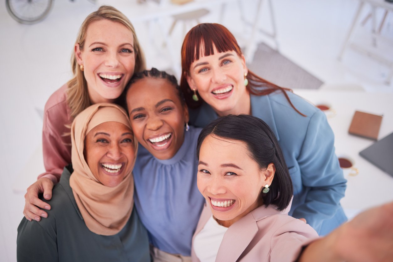 Office-Workers-Selfie